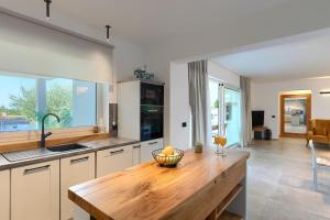 Nhà bếp/bếp nhỏ tại Modern villa Grgo with pool and jacuzzi in Tinjan