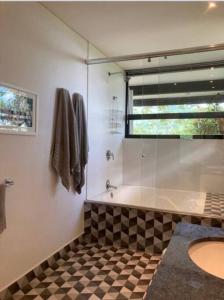 een badkamer met een douche, een bad en een wastafel bij Awesome private design house La Vega close Bogota in La Vega