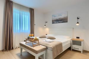 Giường trong phòng chung tại Modern villa Grgo with pool and jacuzzi in Tinjan
