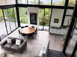 een grote woonkamer met een tafel en stoelen bij Awesome private design house La Vega close Bogota in La Vega