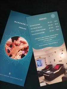 施爾奇的住宿－Comfort-Hotel garni Schierker Waldperle - inklusive Wellness，一本在浴室里给一个水疗中心的小册子,上面有一张男人的照片