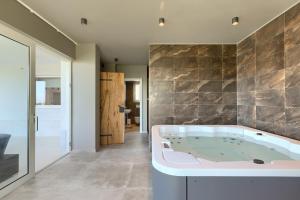 Phòng tắm tại Modern villa Grgo with pool and jacuzzi in Tinjan