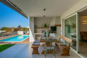 Hồ bơi trong/gần Modern villa Grgo with pool and jacuzzi in Tinjan