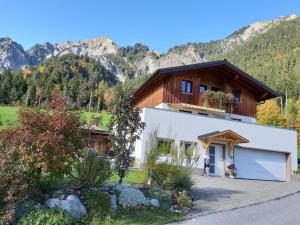 ein Haus mit einem Berg im Hintergrund in der Unterkunft Haus Adrian in Wald am Arlberg
