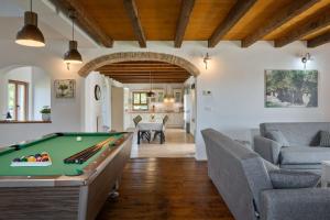 Χώρος καθιστικού στο Rustic villa Marijanin Vrt with pool in Tinjan