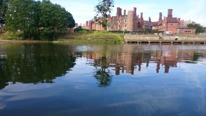 una vista de un lago con un castillo en el fondo en Hampton Court Grand Snug Sleeps 6 - Walk to Palace and Train, en Molesey