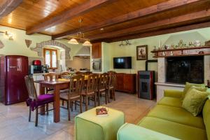 cocina y sala de estar con mesa y sillas en Villa Smolica en Krnica