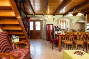 cocina y comedor con mesa y sillas en Villa Smolica en Krnica