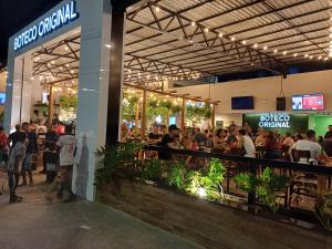 um grupo de pessoas a comer num restaurante em LAZER NA ATALAIA em Aracaju