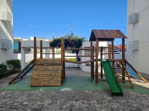 um parque infantil com um escorrega e um baloiço em LAZER NA ATALAIA em Aracaju