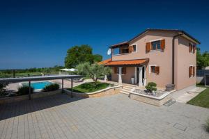 Bazén v ubytování Activity villa Gita with pool and grill in Tinjan nebo v jeho okolí