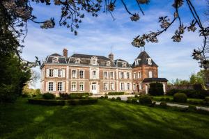 una casa grande con un patio de hierba delante de ella en Chambre d’hôtes au Château Le Bas Bleu, Anaïs Nin, en Quesnoy-le-Montant