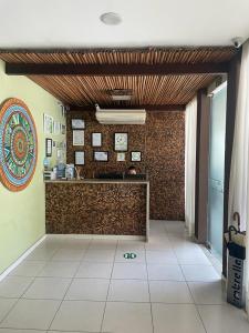 um restaurante com um balcão num quarto em Pousada Eco Maceio em Maceió