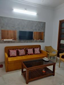 sala de estar con sofá y mesa de centro en Hotel Swagatam, en Bikaner