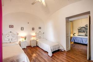 um quarto com 2 camas e um espelho em Retreat of the Senses em Massa Lubrense