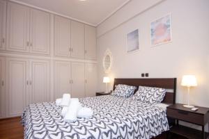 una camera da letto con un grande letto con due cuscini di 2 level penthouse with 2 huge terraces ad Atene