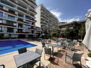 Bazén v ubytování Gorgeous Residence in a Luxury Complex in Kyrenia nebo v jeho okolí