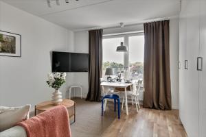 Posezení v ubytování Cosy Urban Home in Stockholm