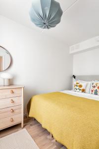 Säng eller sängar i ett rum på Cosy Urban Home in Stockholm