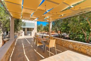 カストリニャーノ・デル・カーポにあるAppartamento Verde 1の石壁のパティオ(テーブル、椅子付) +14枚の写真