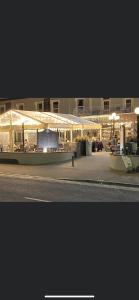 un edificio con luces encendidas por la noche en Smiths Hotel, en Weston-super-Mare