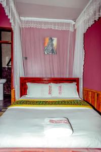 Ein Bett oder Betten in einem Zimmer der Unterkunft Masaka Cultural Resort