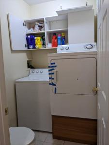 een kleine badkamer met een wasmachine en een wasmachine bij Private room in 4 bedroom Ground Apartment near Subway in Brooklyn