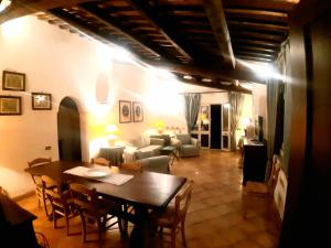 ein Esszimmer mit einem Tisch und ein Wohnzimmer in der Unterkunft Villa Saturnia in Saturnia