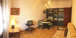 SilveiraにあるSanta Cruzのリビングルーム(ソファ、テーブル、テレビ付)