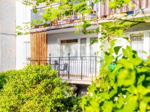 a balcony of a building with a chair on it at Gdynia Wyjątkowy Apartament przy Lesie by Noclegi Renters in Gdynia
