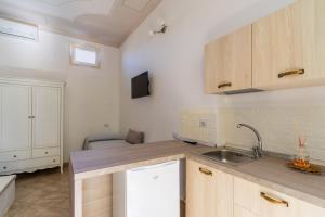 una cucina con un lavello e un piano di lavoro di Appartamento Azzurro 2 a Castrignano del Capo Altre 15 foto