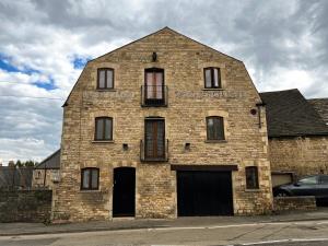 an old brick building with windows on a street at Luxury Stamford Centre Apartment 2Bed - The Old Seed Mill C in Stamford