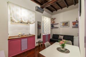 a kitchen and living room with a table and a sink at Lovely Apartment ad un passo da Piazza del Popolo! in Rome
