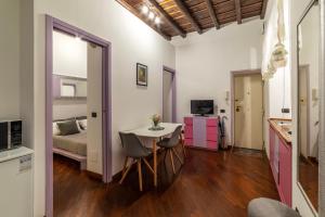 a room with a table and chairs and a bed at Lovely Apartment ad un passo da Piazza del Popolo! in Rome