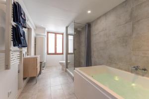 Ванна кімната в Le Romantique jacuzzi centre ville