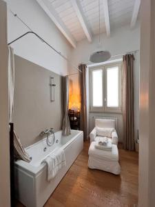 Baño blanco con bañera y lavamanos en B&B 102, en Taranto
