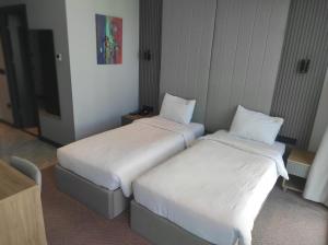 Postel nebo postele na pokoji v ubytování SHERLOCK HOMES HOTELS