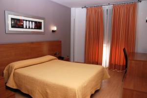 Postel nebo postele na pokoji v ubytování Hotel Villa de Cacabelos