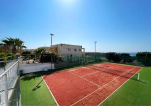 Instalaciones para jugar a tenis o squash en Townhouse Coastal Blu by Ezoria Villas o alrededores