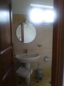 y baño con lavabo y espejo. en Agriturismo La Mancosa, en Pollica