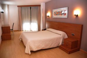 Postel nebo postele na pokoji v ubytování Hotel Villa de Cacabelos