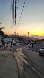 uma rua vazia com um carro a conduzir por uma estrada em Pousada Mirante Pôr do Sol em Maricá