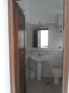 łazienka z umywalką, toaletą i oknem w obiekcie Agriturismo La Mancosa w mieście Pollica