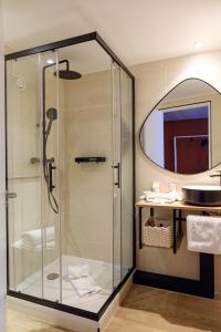 eine Glasdusche im Bad mit Spiegel in der Unterkunft Aiden by Best Western Paris Roissy CDG in Roissy-en-France