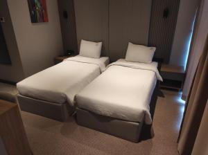 Postel nebo postele na pokoji v ubytování SHERLOCK HOMES HOTELS