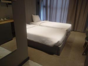 Postel nebo postele na pokoji v ubytování SHERLOCK HOMES HOTELS