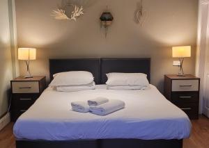 1 dormitorio con 1 cama con 2 toallas en Charles Cotton Hotel, en Hartington
