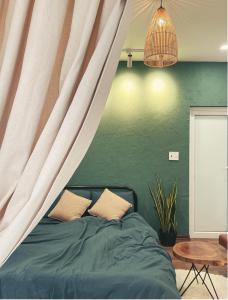 una camera da letto con un letto con una tenda sopra di BabaHouse2 - Homestay TP Vinh, view sân vườn a Yên Dung (1)