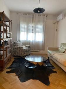 ein Wohnzimmer mit einem Sofa und einem Couchtisch in der Unterkunft Luxury Apartment 3 Rooms in Bukarest