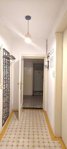 ein leeres Zimmer mit einem Flur mit Tür und Fliesenboden in der Unterkunft Luxury Apartment 3 Rooms in Bukarest